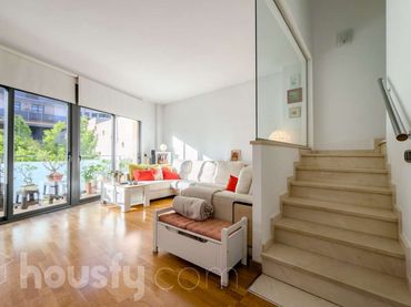 Casa amb balcó en venda a Carrer d'Anglesola .