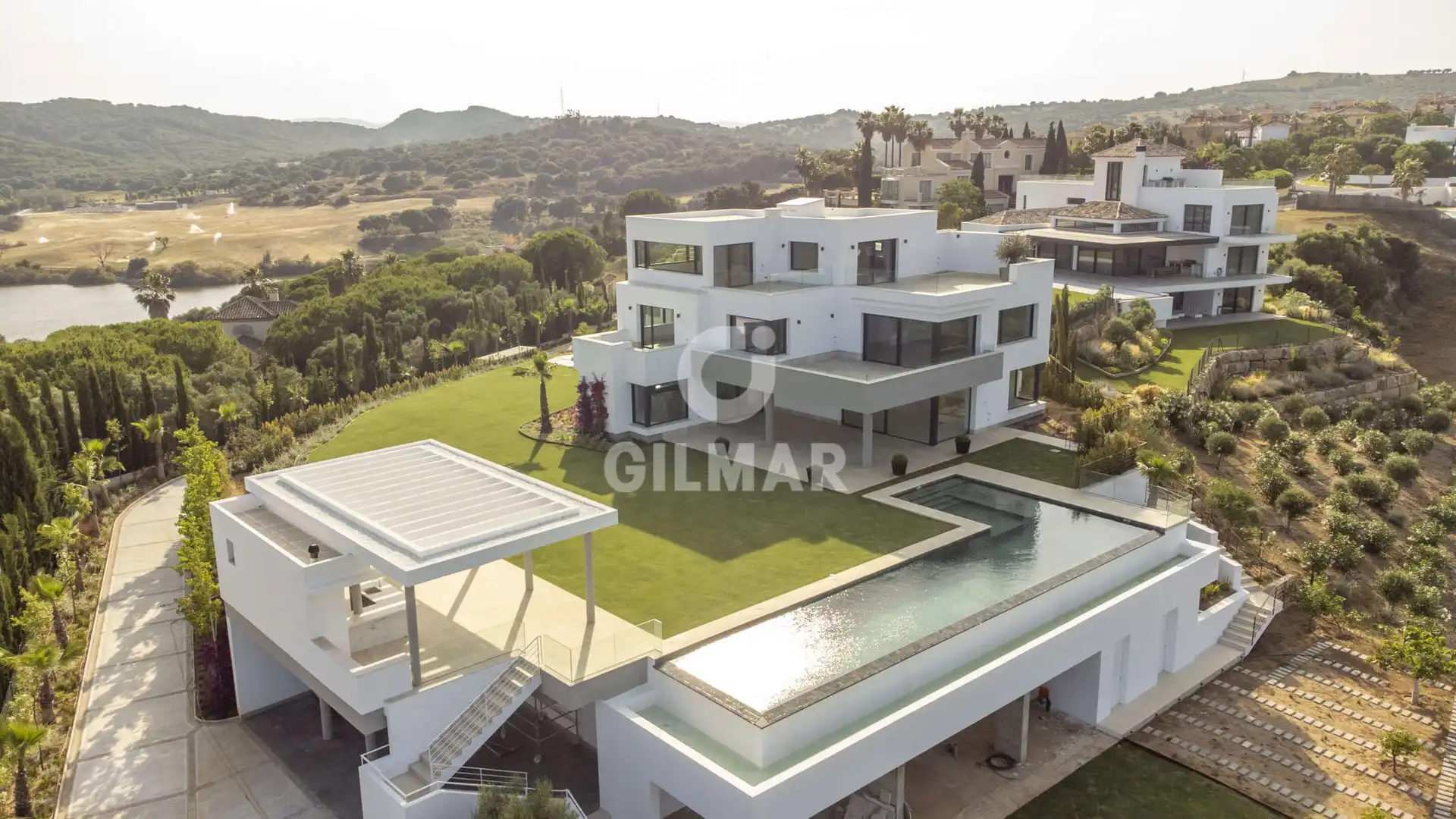 Vista exterior de Casa o xalet en venda en Sotogrande amb Calefacció, Jardí privat i Piscina
