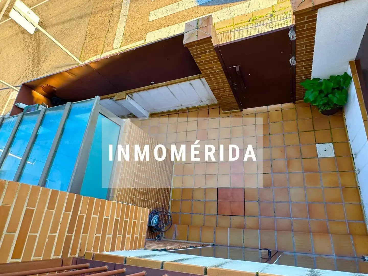 Vista exterior de Casa adosada en venta en Mérida con Aire acondicionado, Calefacción y Jardín privado