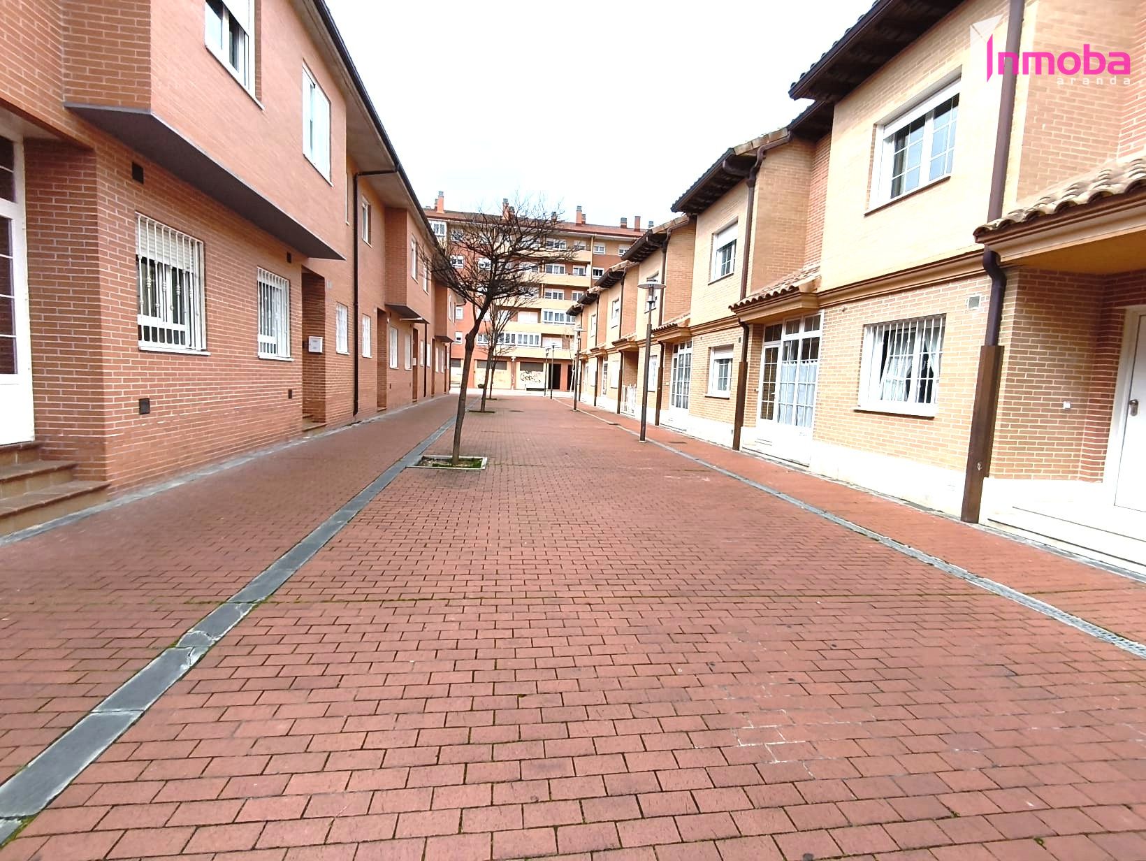 Vista exterior de Casa adosada en venta en Aranda de Duero con Calefacción y Jardín privado