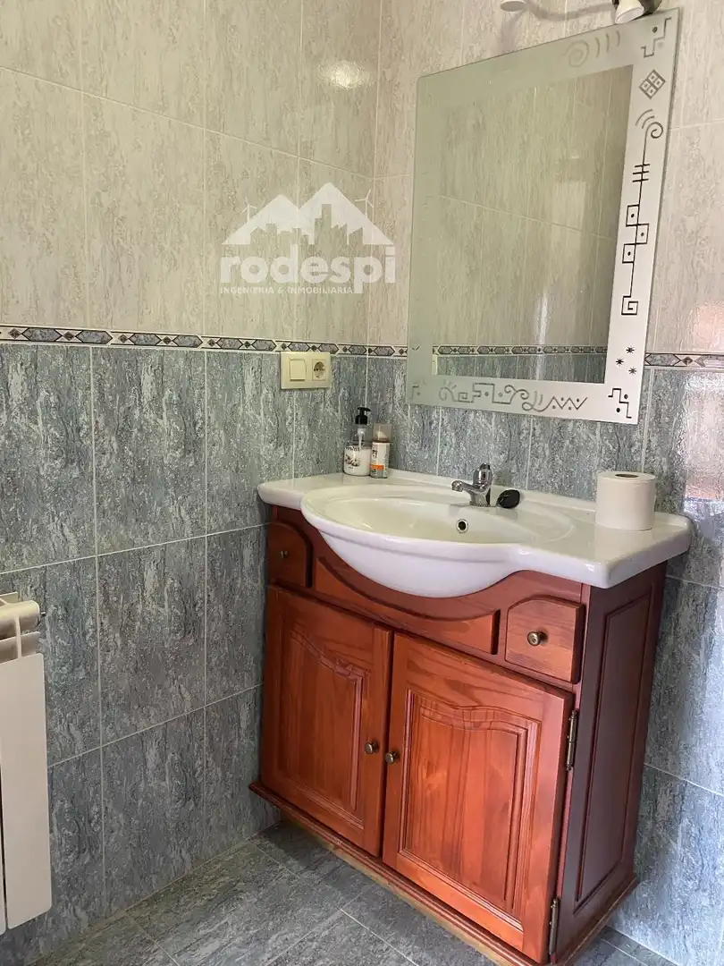 Baño de Ático de alquiler en A Cañiza   con Calefacción, Terraza y Amueblado