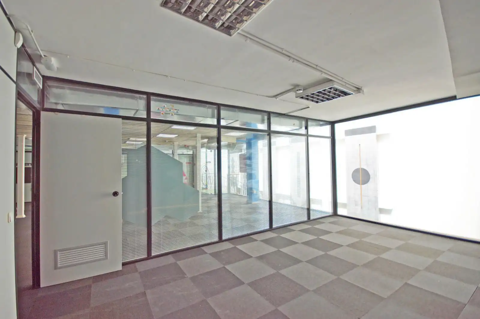 Business premises for sale in Calle Pallars 73, imagen 40