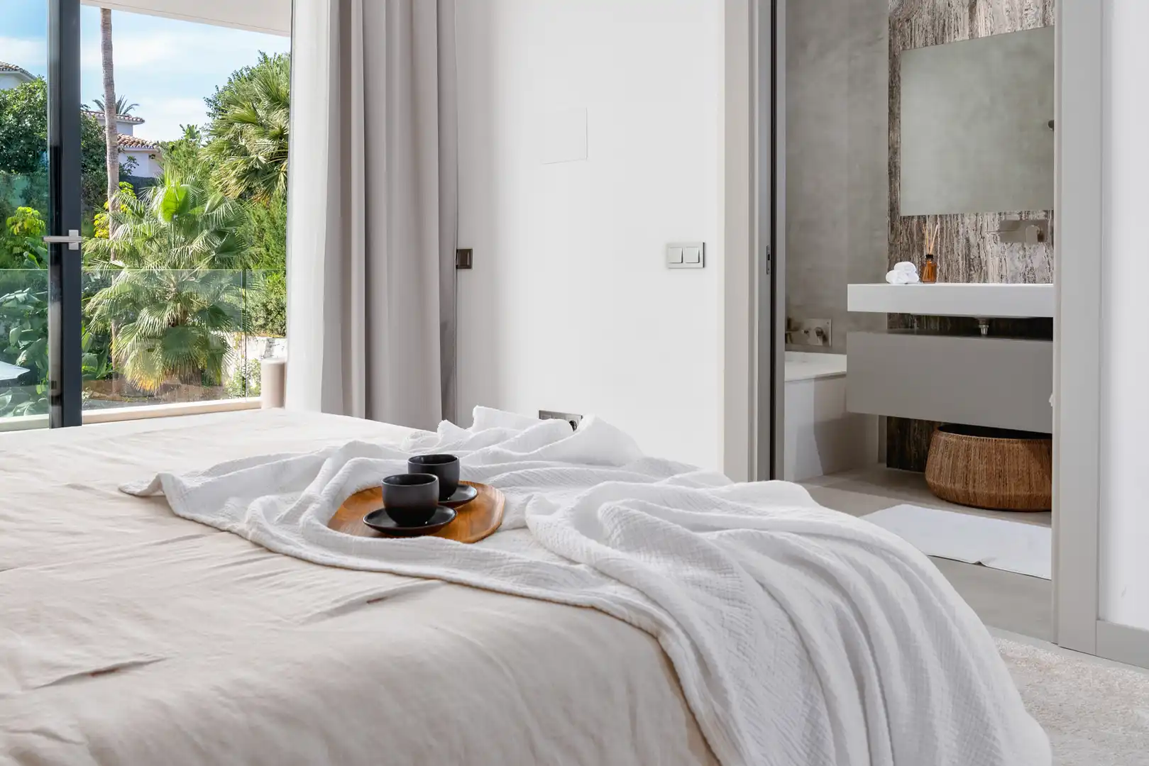 Dormitori de Casa o xalet en venda en Marbella amb Aire condicionat, Jardí privat i Terrassa