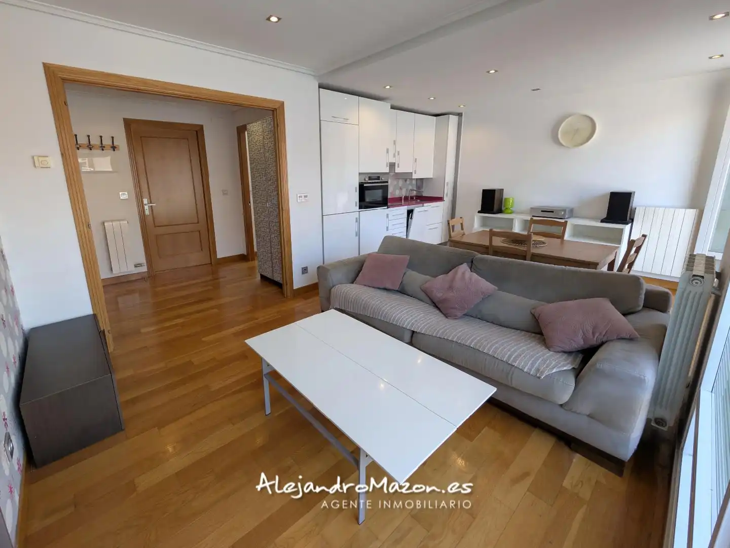 Sala de estar de Ático en venta en Castro-Urdiales con Calefacción, Parquet y Terraza