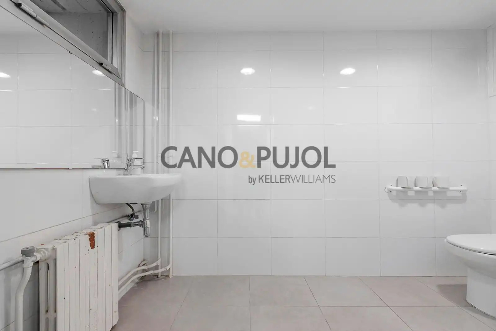Badezimmer von Büro zum Verkauf in Barcelona mit Klimaanlage, Heizung und Abstellraum