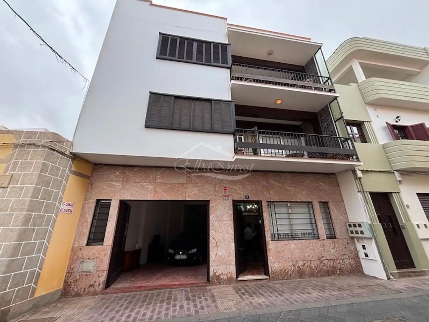 Vista exterior de Casa o xalet en venda en Guía de Isora amb Aire condicionat, Terrassa i Traster