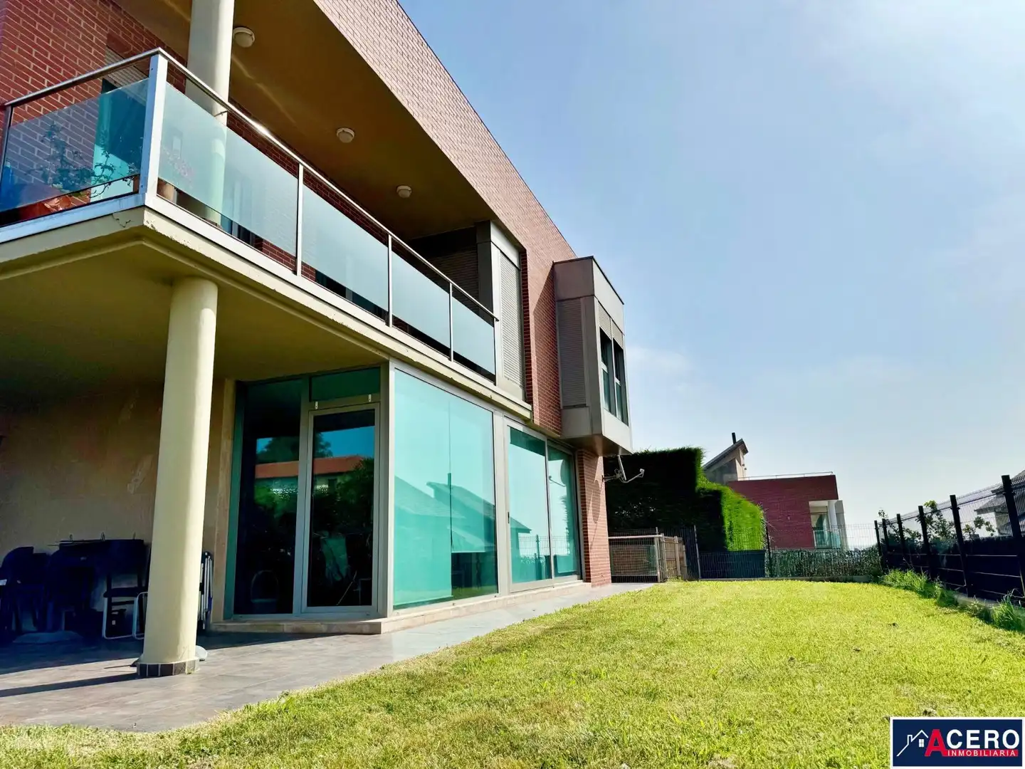 Vista exterior de Casa o xalet en venda en Santa Cruz de Bezana amb Jardí privat i Piscina comunitària