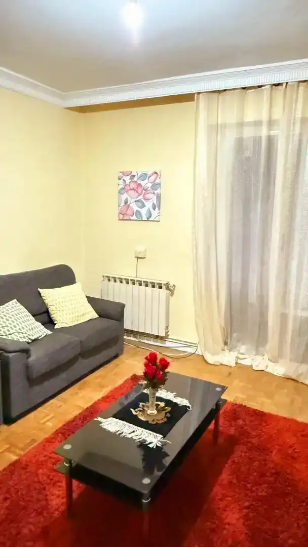 Sala d'estar de Pis per a compartir en  Pamplona / Iruña amb Parquet, Moblat i Forn