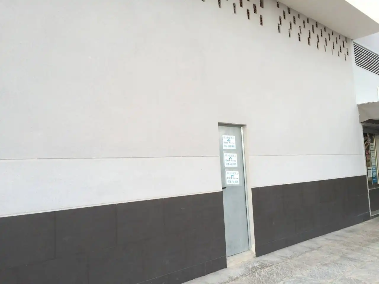 Locale commerciale in affitto a Calle Manolo Lama