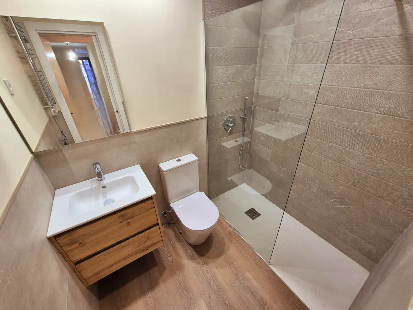 Bathroom of Flat for sale in Madrid  with Air Conditioner, Heating and Microwave