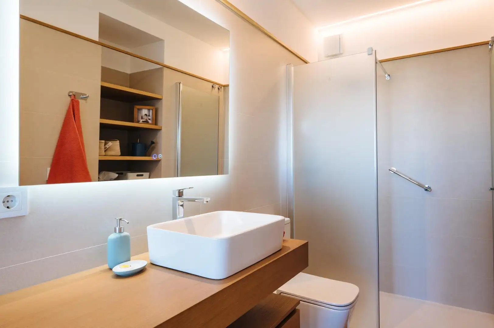 Bathroom of Flat for rent in Sevilla  with Air Conditioner and Furnished