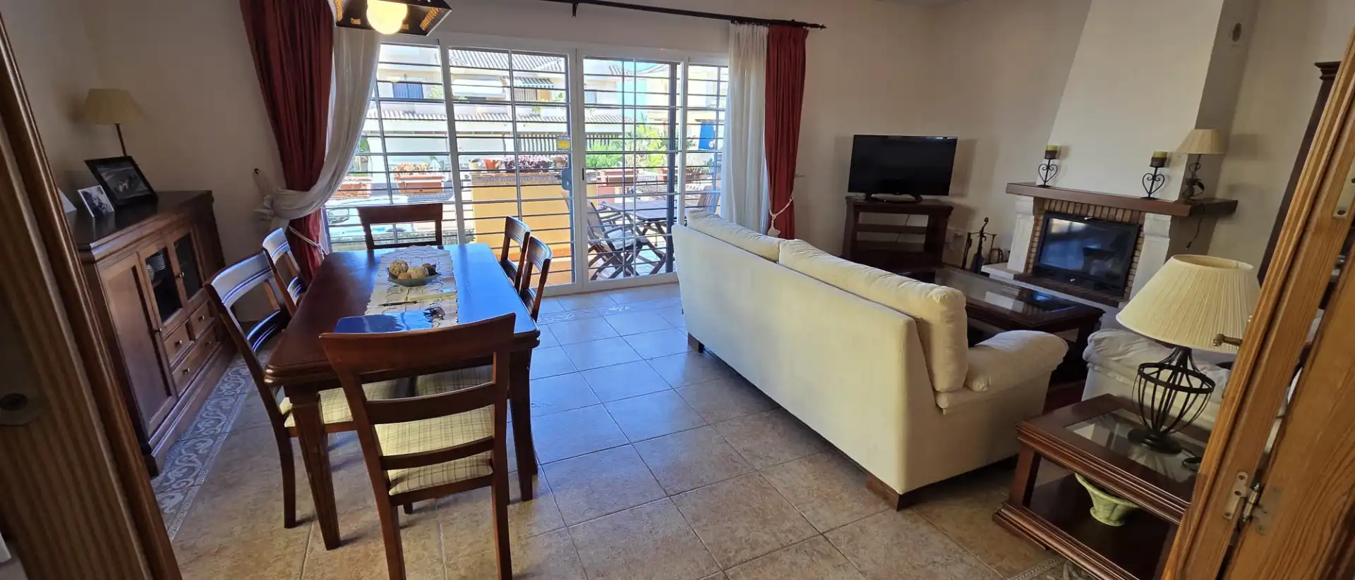 Sala d'estar de Casa adosada en venda en Alhaurín de la Torre amb Aire condicionat, Jardí privat i Terrassa