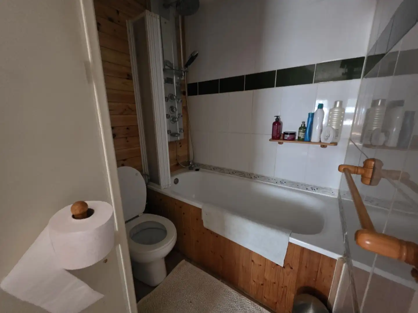 Baño de Finca rústica en venta en Guaro con Aire acondicionado, Jardín privado y Terraza