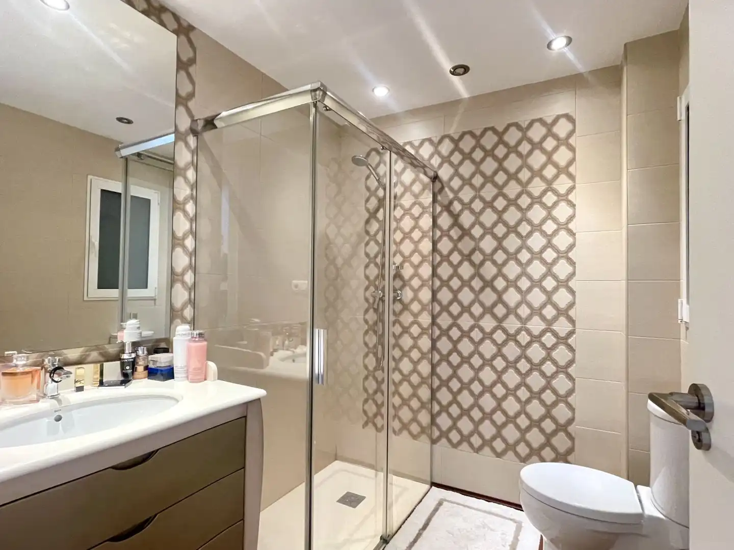 Badezimmer von Wohnung zum Verkauf in Alicante / Alacant mit Klimaanlage, Heizung und Balkon