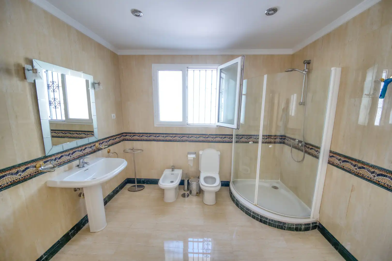 Bathroom of Houses for sale in Benalmádena  with Air Conditioner, Private garden and Parquet flooring