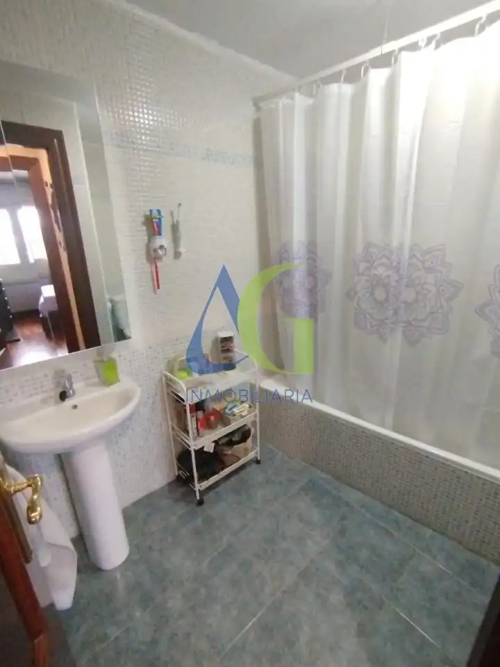 Bathroom of Apartments for sale in Villaquilambre  with Heating, Parquet flooring and Storage room