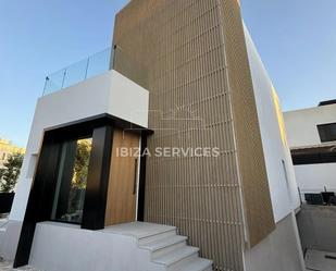Vista exterior de Casa o xalet en venda en Santa Eulària des Riu amb Aire condicionat, Jardí privat i Piscina