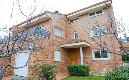 Exterior view of Single-family semi-detached for sale in Villanueva de la Cañada  with Air Conditioner, Heating and Private garden