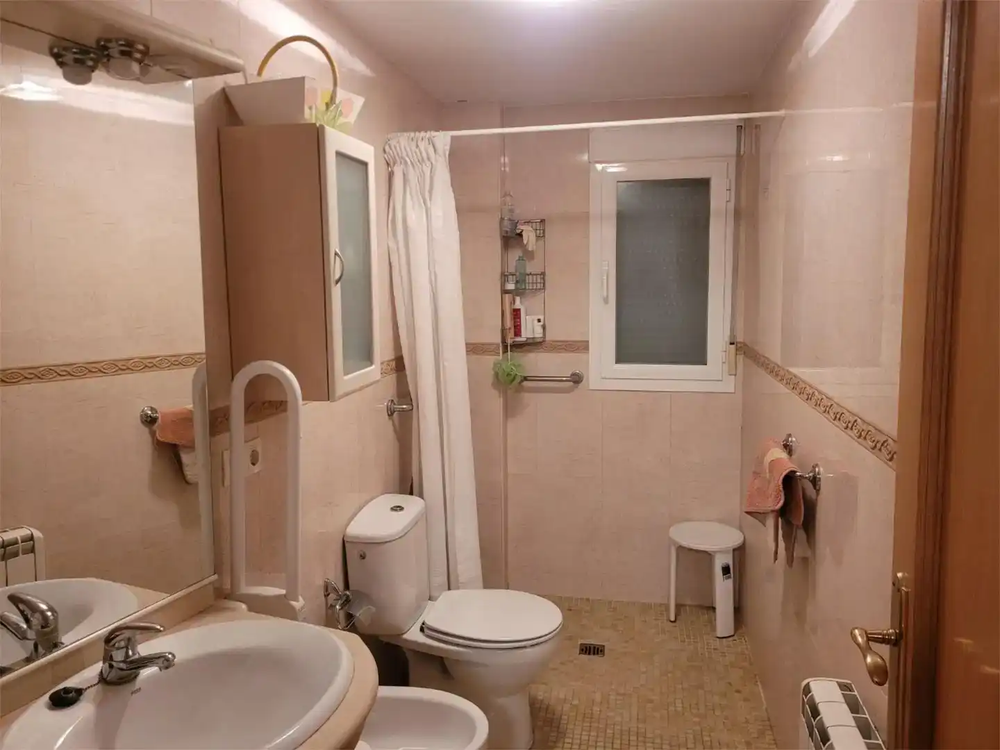 Baño de Piso en venta en Salvacañete con Parquet, Trastero y Amueblado