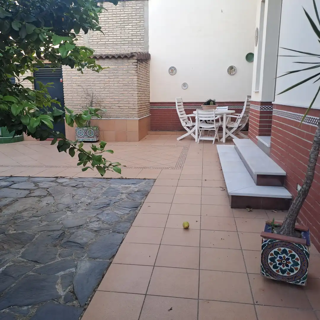 Terrassa de Casa adosada en venda en Dos Hermanas amb Aire condicionat, Traster i Piscina comunitària