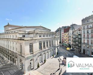 Vista exterior de Dúplex en venda en Oviedo  amb Calefacció, Traster i Moblat