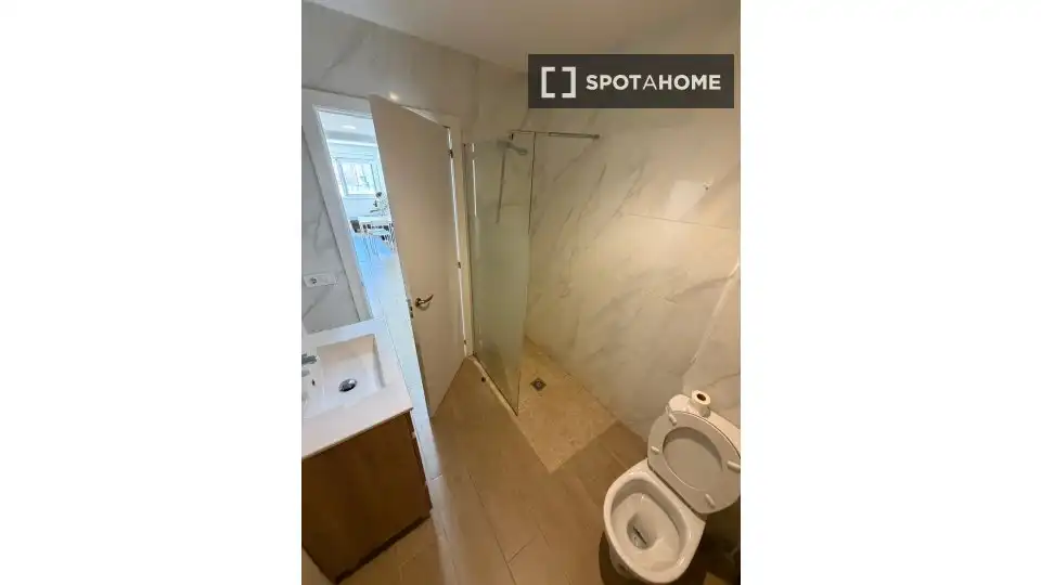 Baño de Piso de alquiler en Cornellà de Llobregat con Aire acondicionado, Calefacción y Amueblado