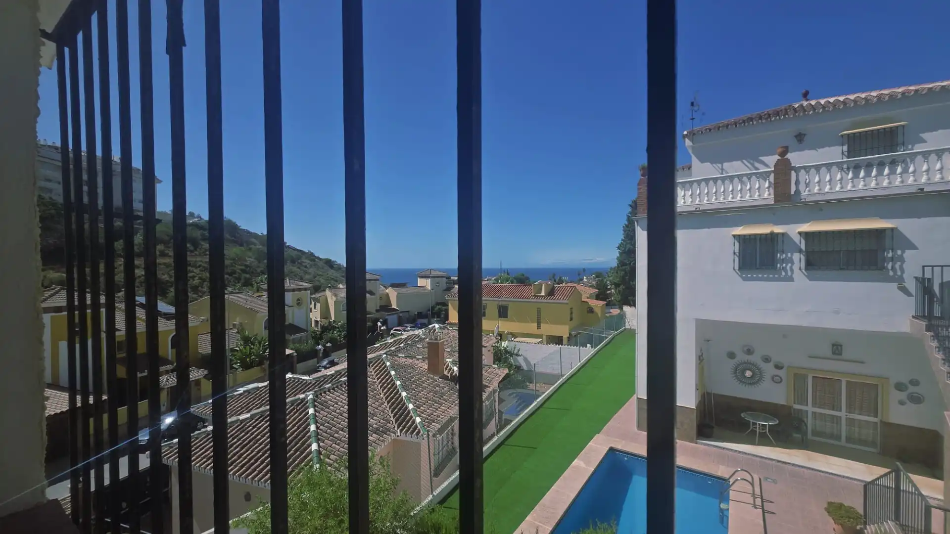 Vista exterior de Casa o xalet en venda en Rincón de la Victoria amb Aire condicionat, Calefacció i Jardí privat