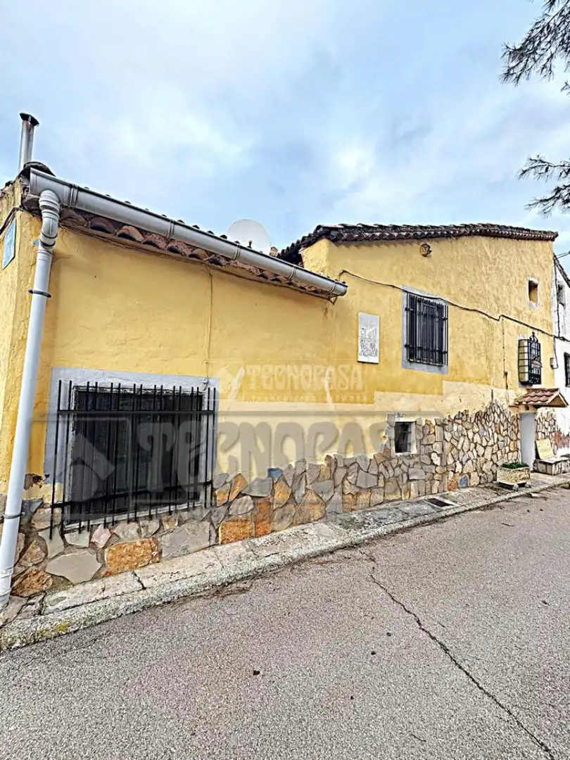 Außenansicht von Einfamilien-Reihenhaus zum Verkauf in Castillo-Albaráñez mit Heizung