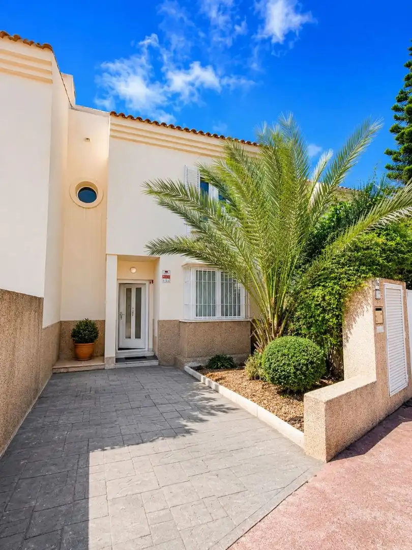 Villa mit Pool zum Verkauf in Calle Estados Unidos