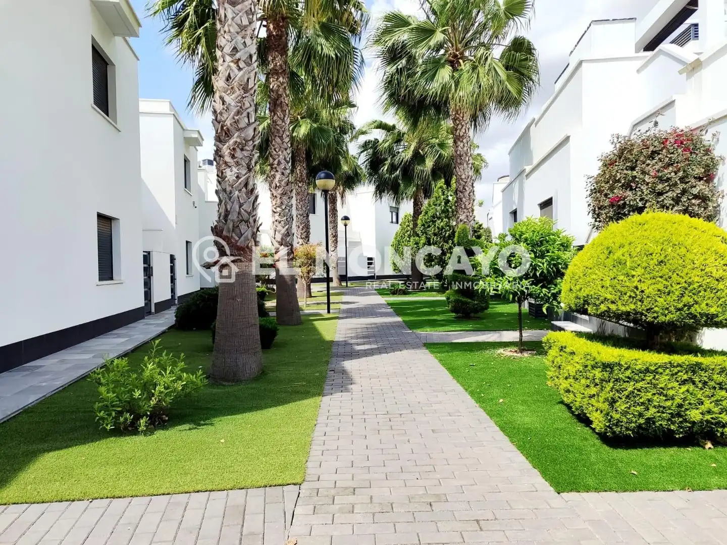Vista exterior de Casa adosada en venda en Orihuela amb Aire condicionat, Calefacció i Jardí privat