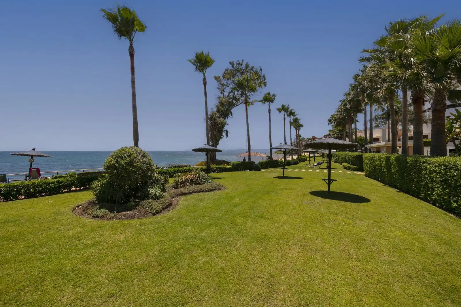 Jardí de Dúplex en venda en Estepona amb Aire condicionat, Terrassa i Traster