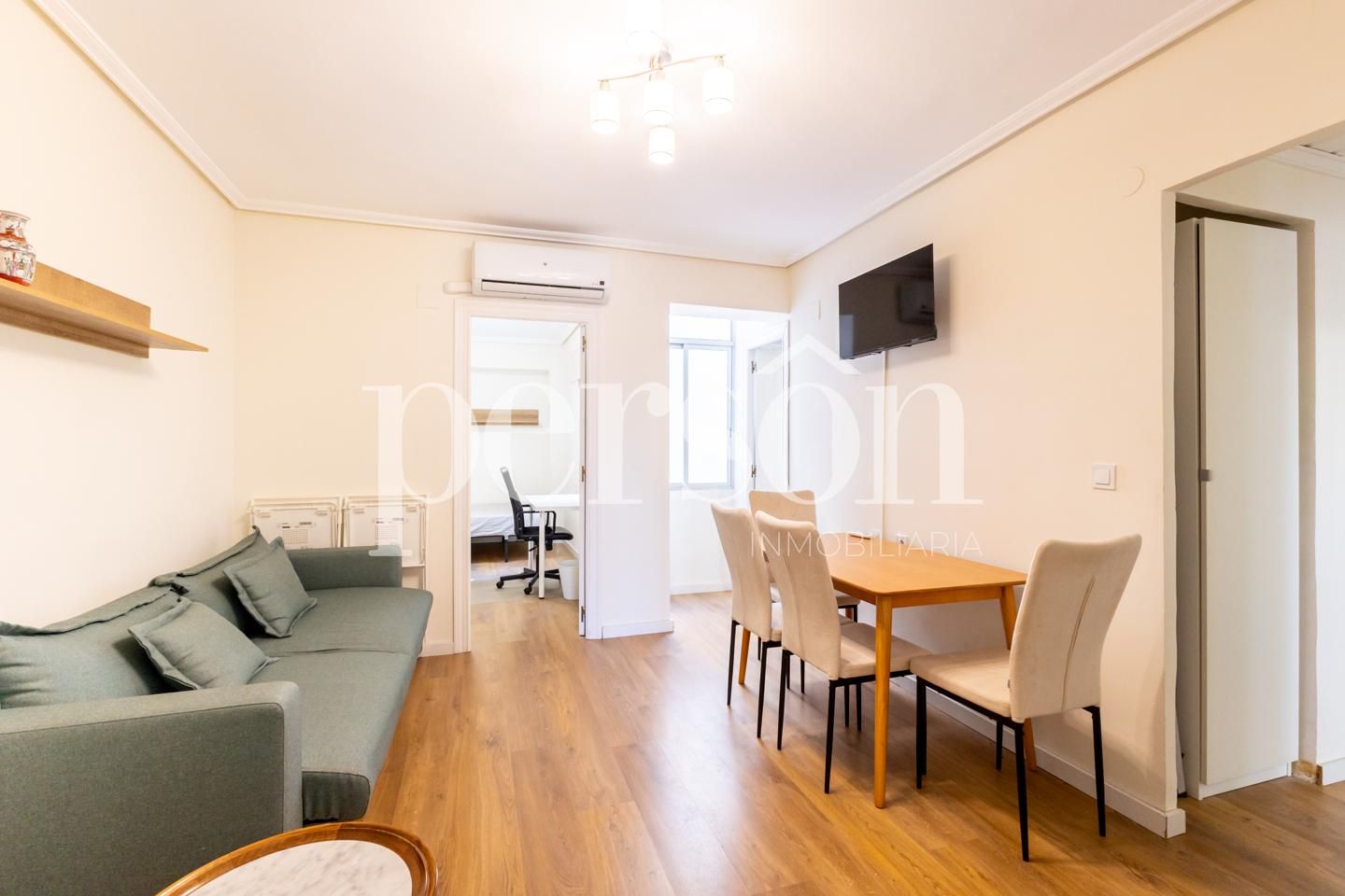 Living room of Flat for sale in  Valencia Capital  with Parquet flooring, Furnished and Balcony