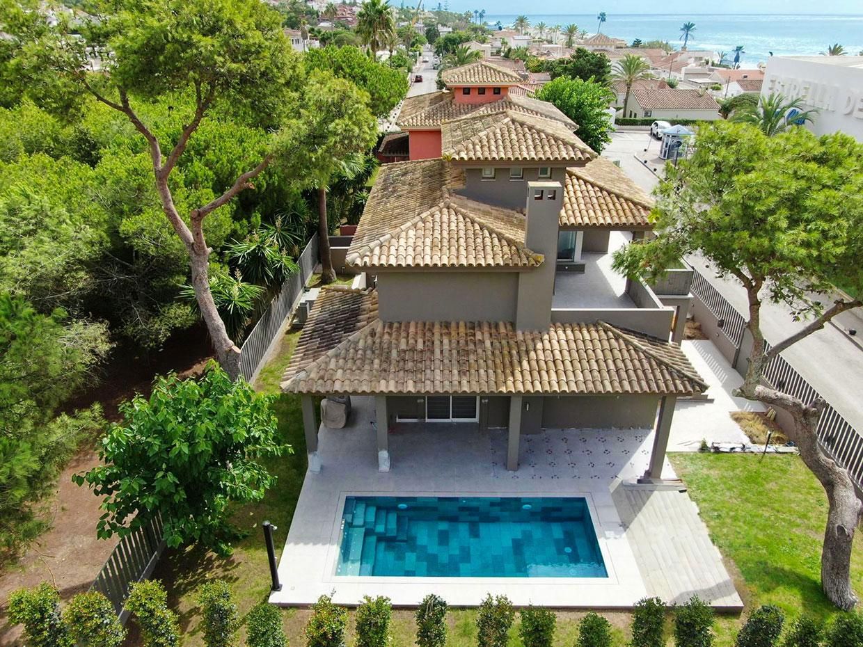 Exterior view of House or chalet for sale in Marbella  with Air Conditioner, Private garden and Terrace