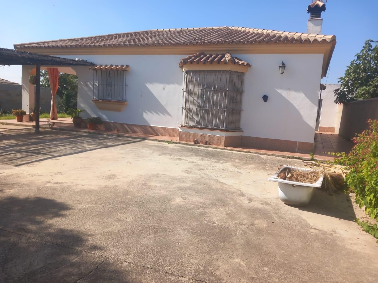 Vista exterior de Casa o xalet en venda en Chiclana de la Frontera amb Jardí privat i Traster