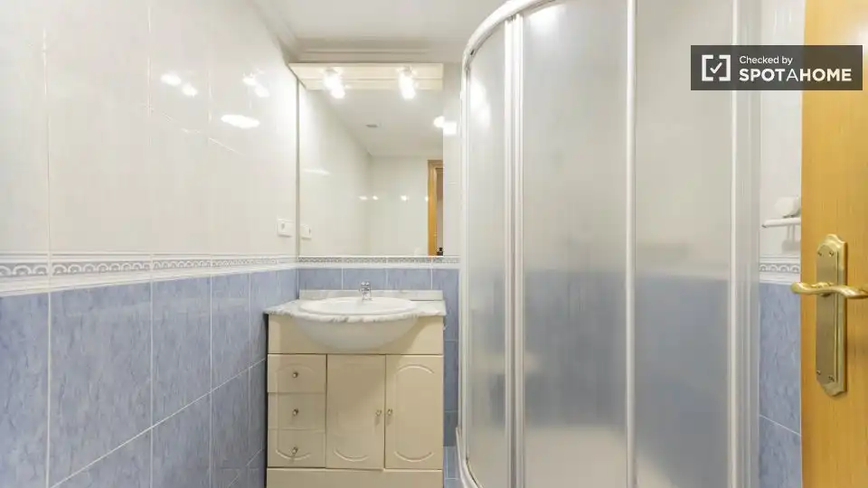 Baño de Piso de alquiler en Valencia con Aire acondicionado, Calefacción y Amueblado