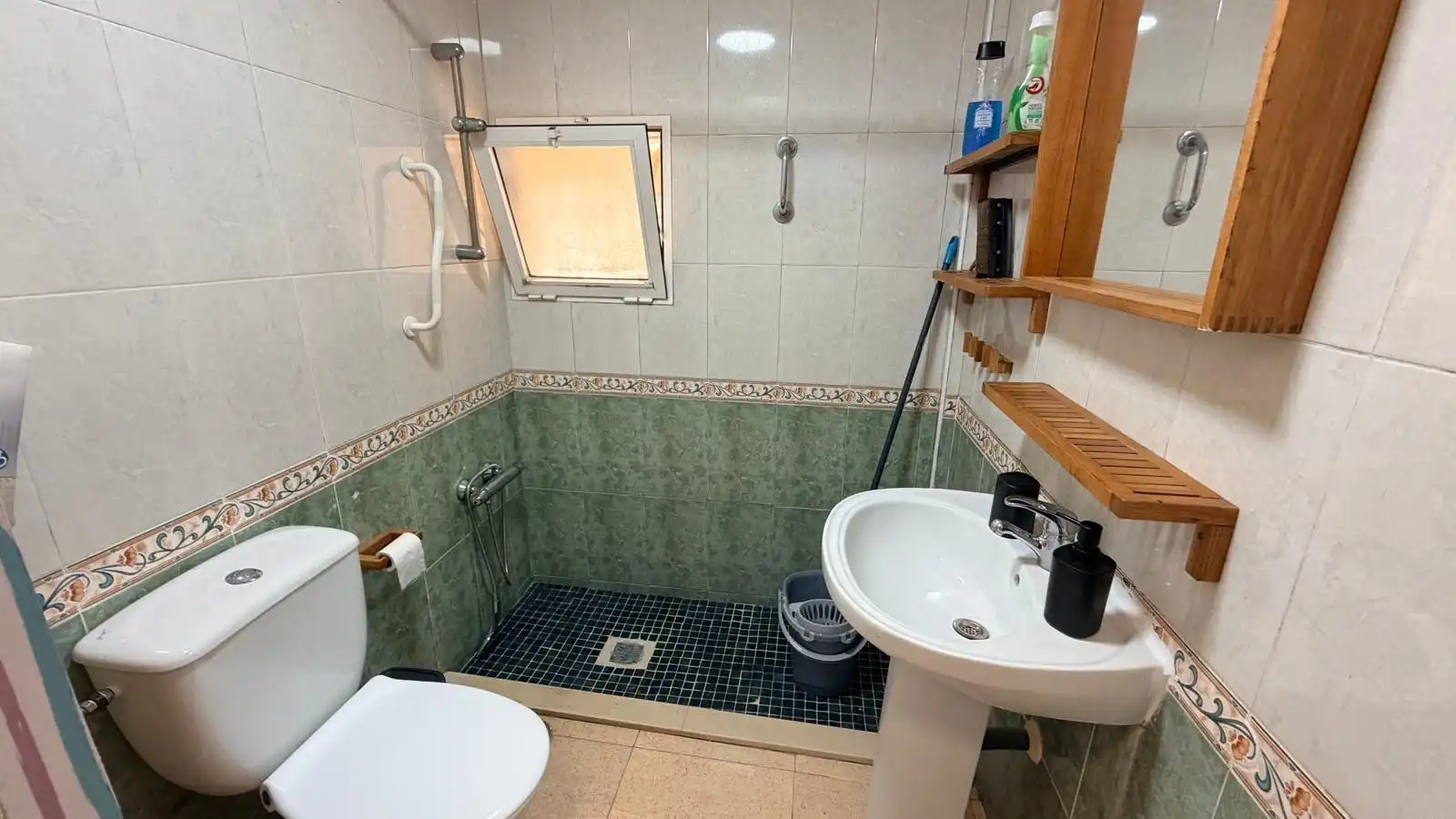 Badezimmer von Erdgeschoss zur Miete in Orihuela mit Klimaanlage, Heizung und Terrasse