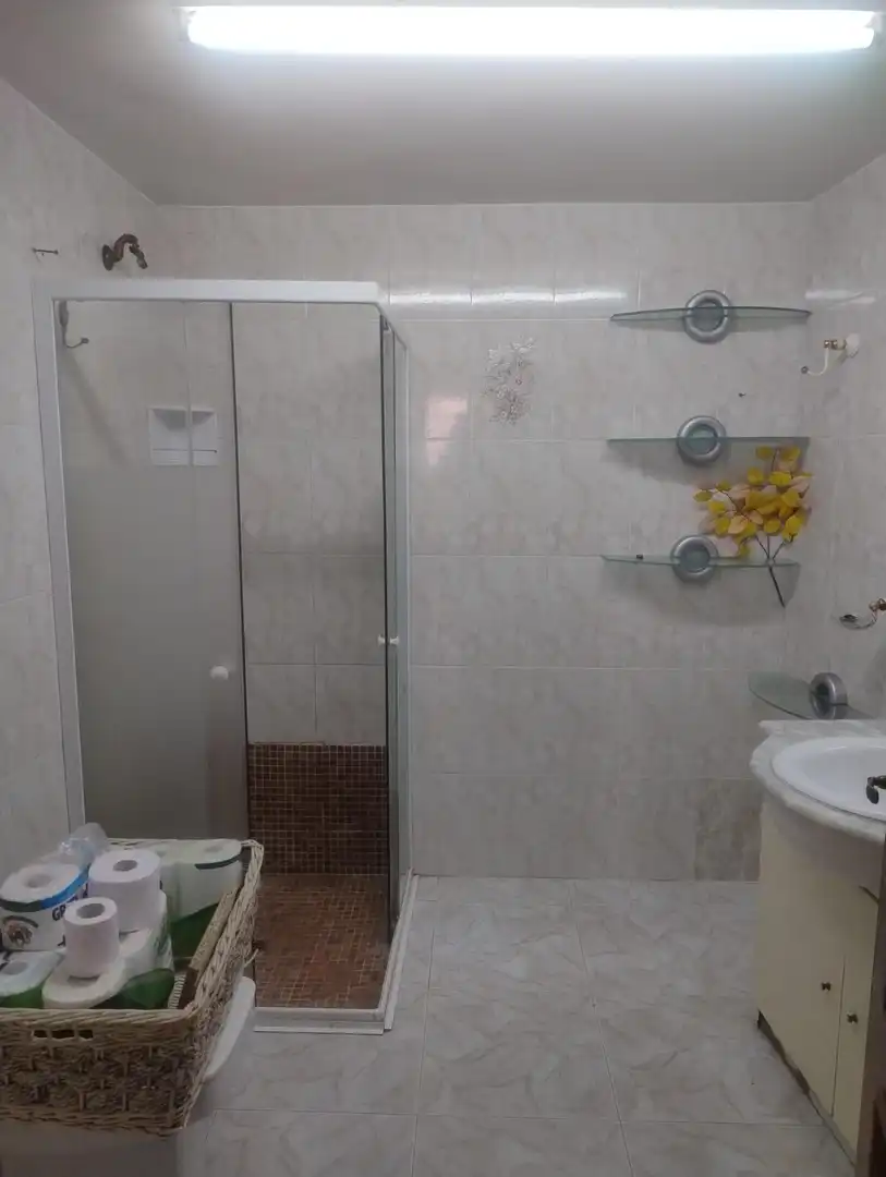 Badezimmer von Einfamilien-Reihenhaus zum Verkauf in Piedrabuena mit Möbliert