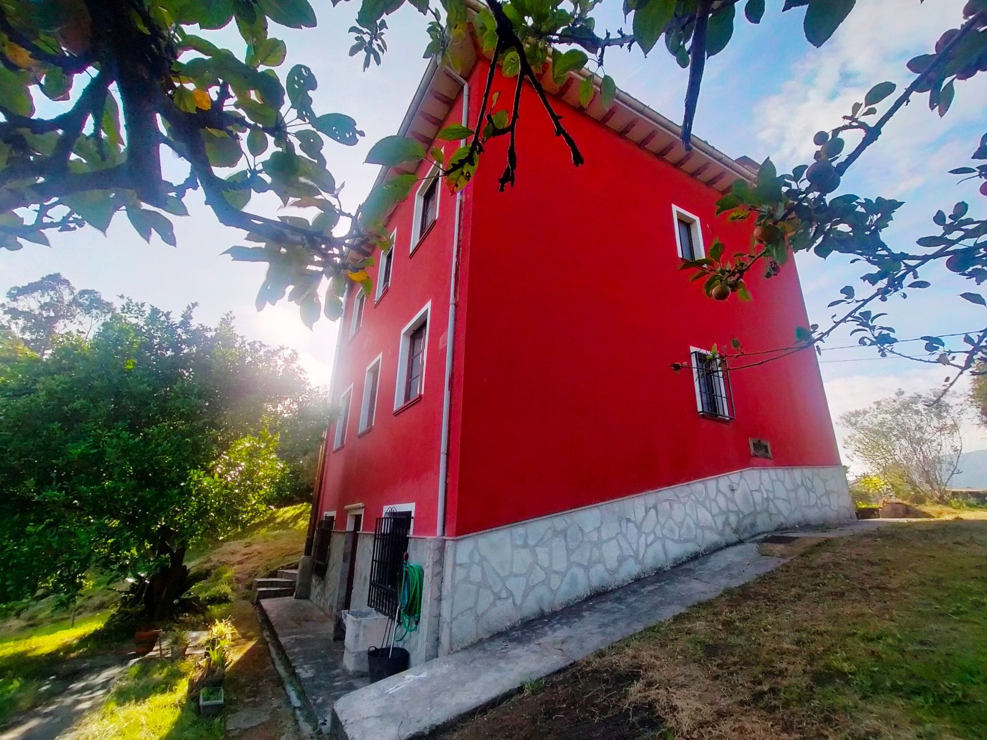 Vista exterior de Casa o xalet en venda en Pravia amb Calefacció, Jardí privat i Terrassa