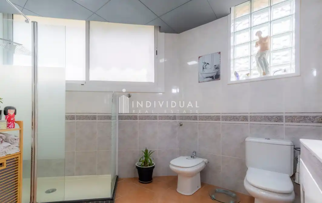 Bany de Casa o xalet en venda en Santa Eulàlia de Ronçana amb Aire condicionat, Jardí privat i Parquet