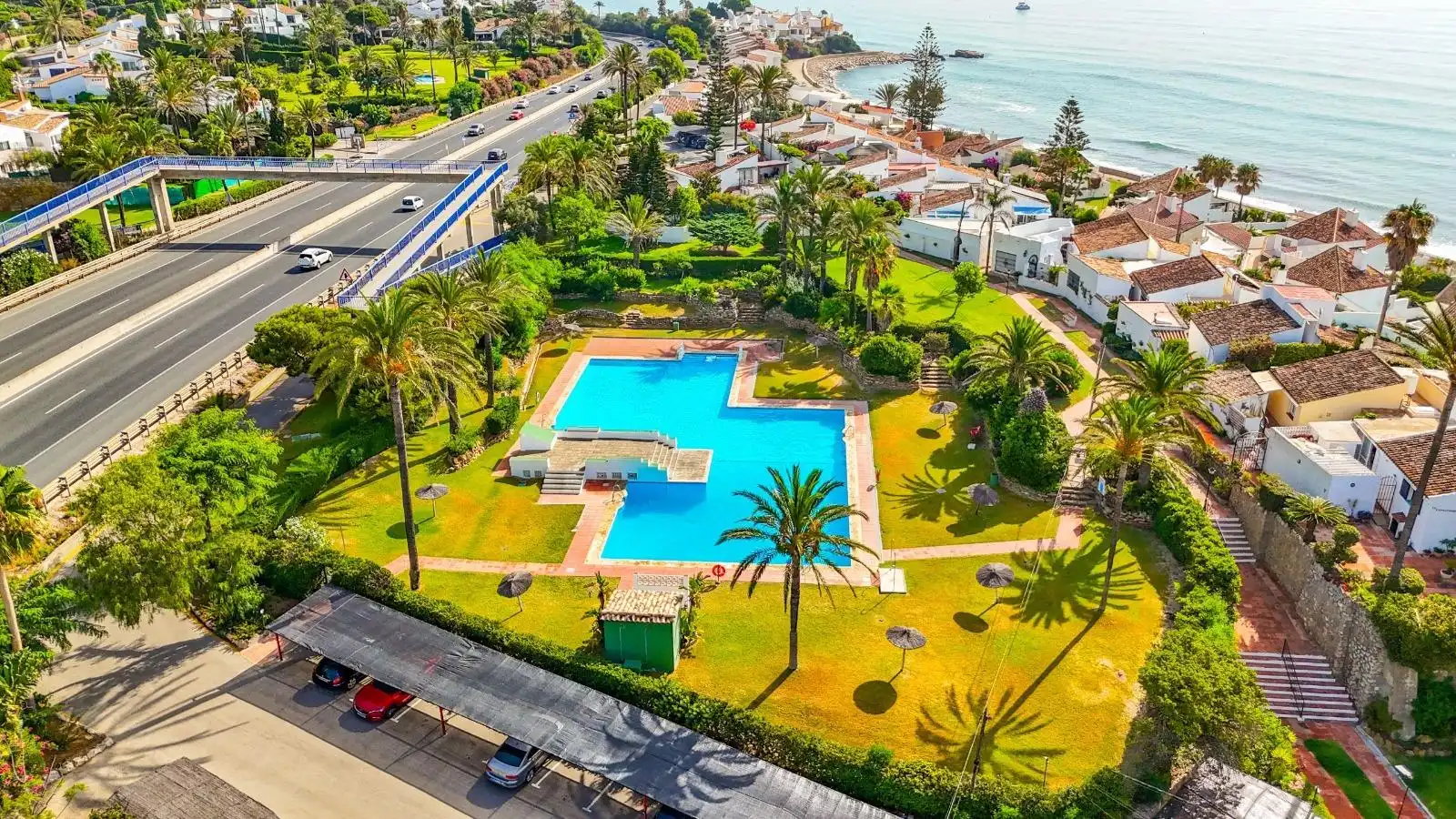 Casa aparellada amb terrassa en venda a Urbanizacion Estepona