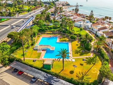 Casa pareada con balcón en venta en Urbanizacion Estepona