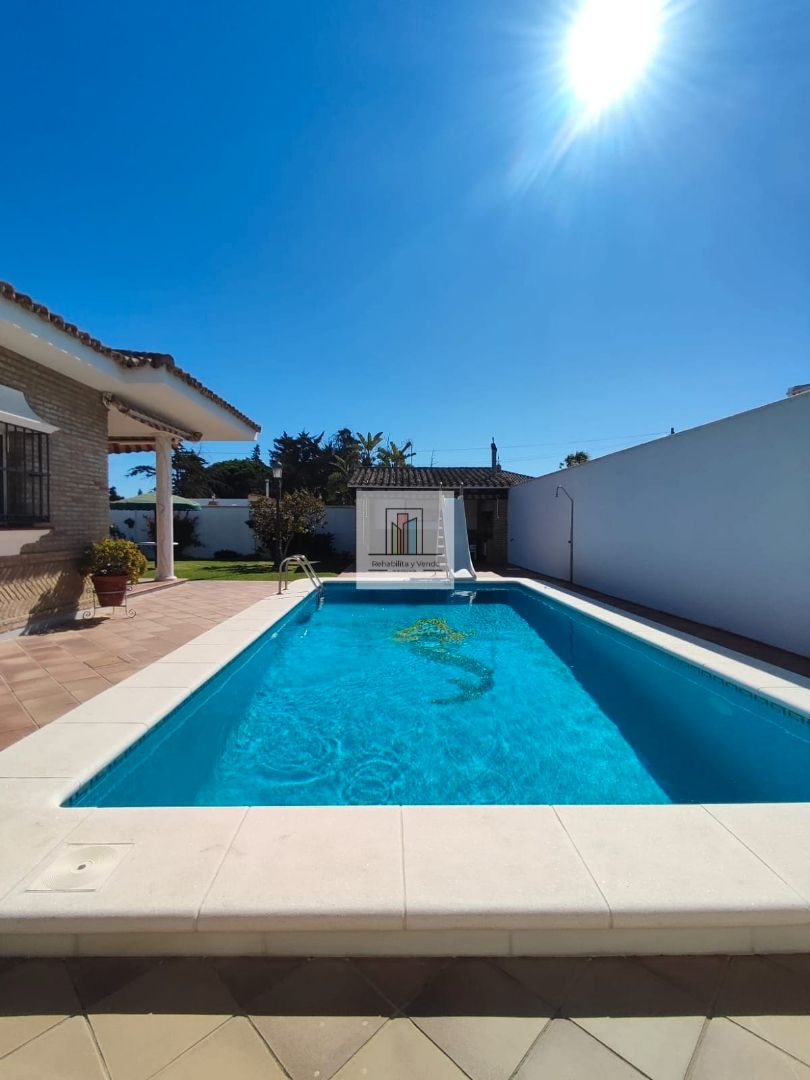 Piscina de Casa o xalet en venda en Chiclana de la Frontera amb Aire condicionat, Calefacció i Jardí privat