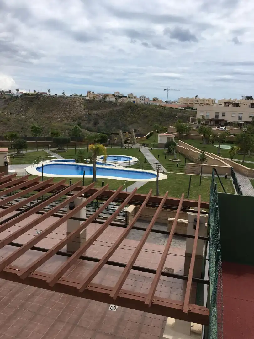 Piscina de Casa adosada en venda en Vélez-Málaga amb Aire condicionat, Terrassa i Moblat