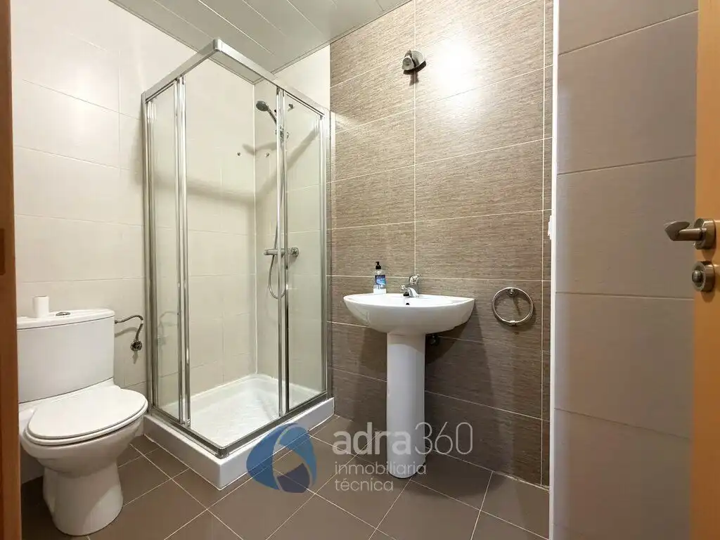 Baño de Apartamento en venta en Lardero con Aire acondicionado, Calefacción y Jardín privado