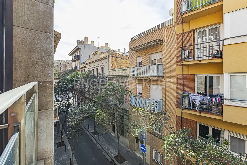Vista exterior de Casa adosada en venda en Barcelona amb Aire condicionat, Calefacció i Jardí privat