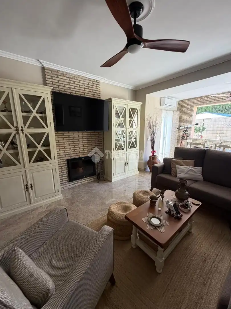 Sala de estar de Casa o chalet en venta en Montequinto con Aire acondicionado, Jardín privado y Terraza