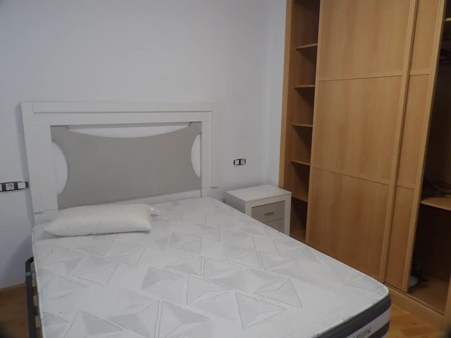Habitación de Apartamento en venta en León Capital  con Calefacción, Parquet y Amueblado