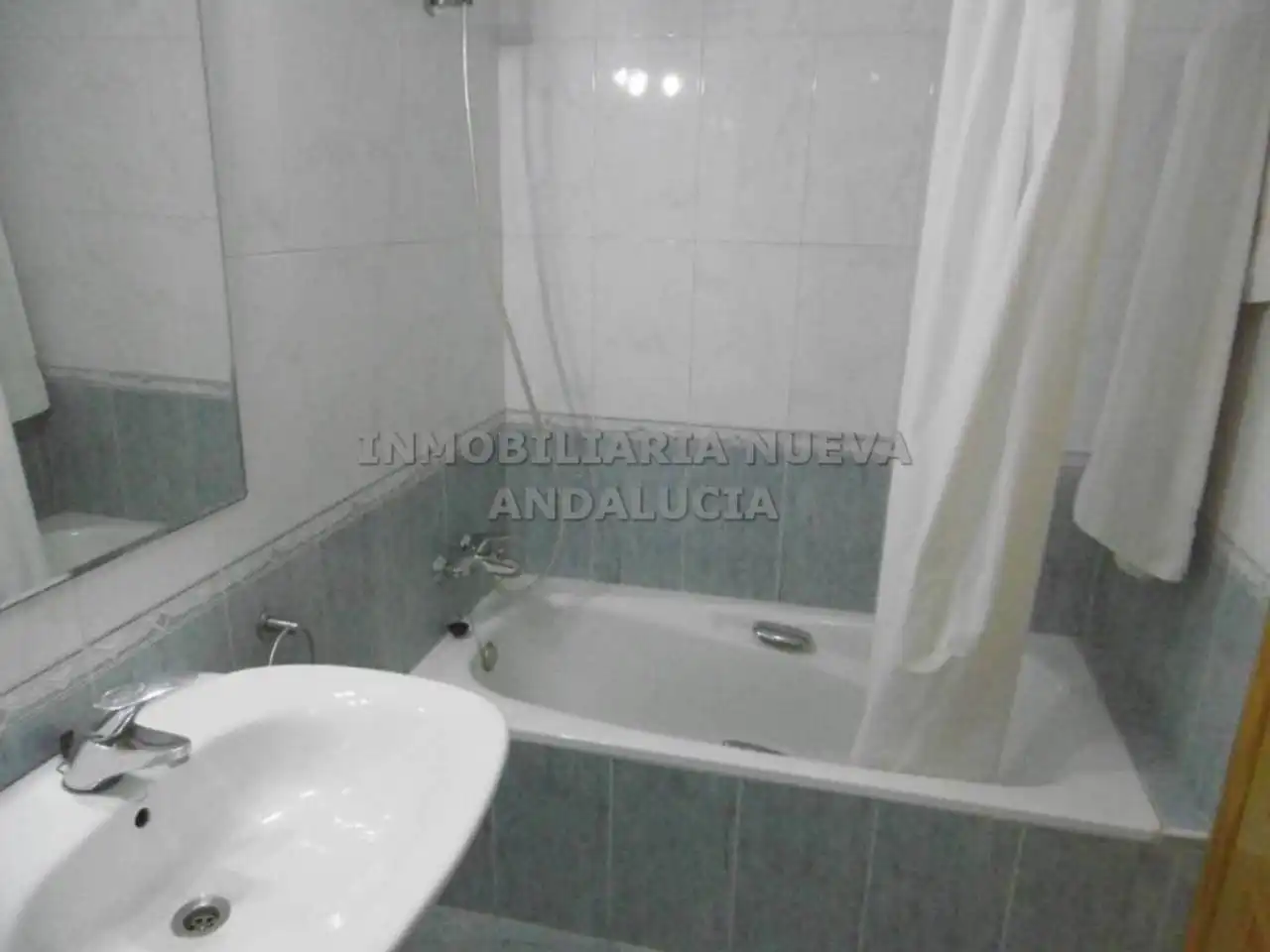 Badezimmer von Wohnung zur Miete in Almería mit Klimaanlage, Heizung und Terrasse