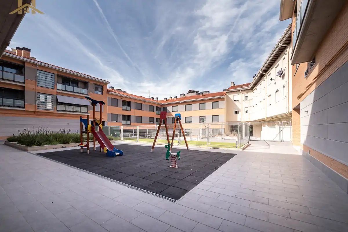 Vista exterior de Piso en venta en Guadarrama con Aire acondicionado, Calefacción y Piscina comunitaria