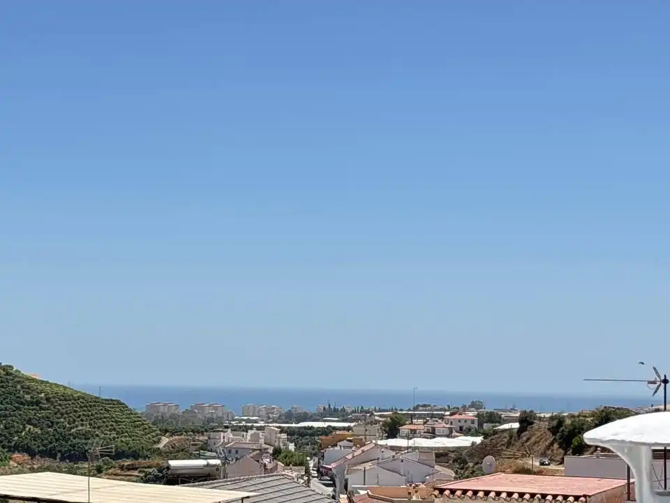 Vista exterior de Casa adosada en venda en Algarrobo amb Aire condicionat, Terrassa i Balcó